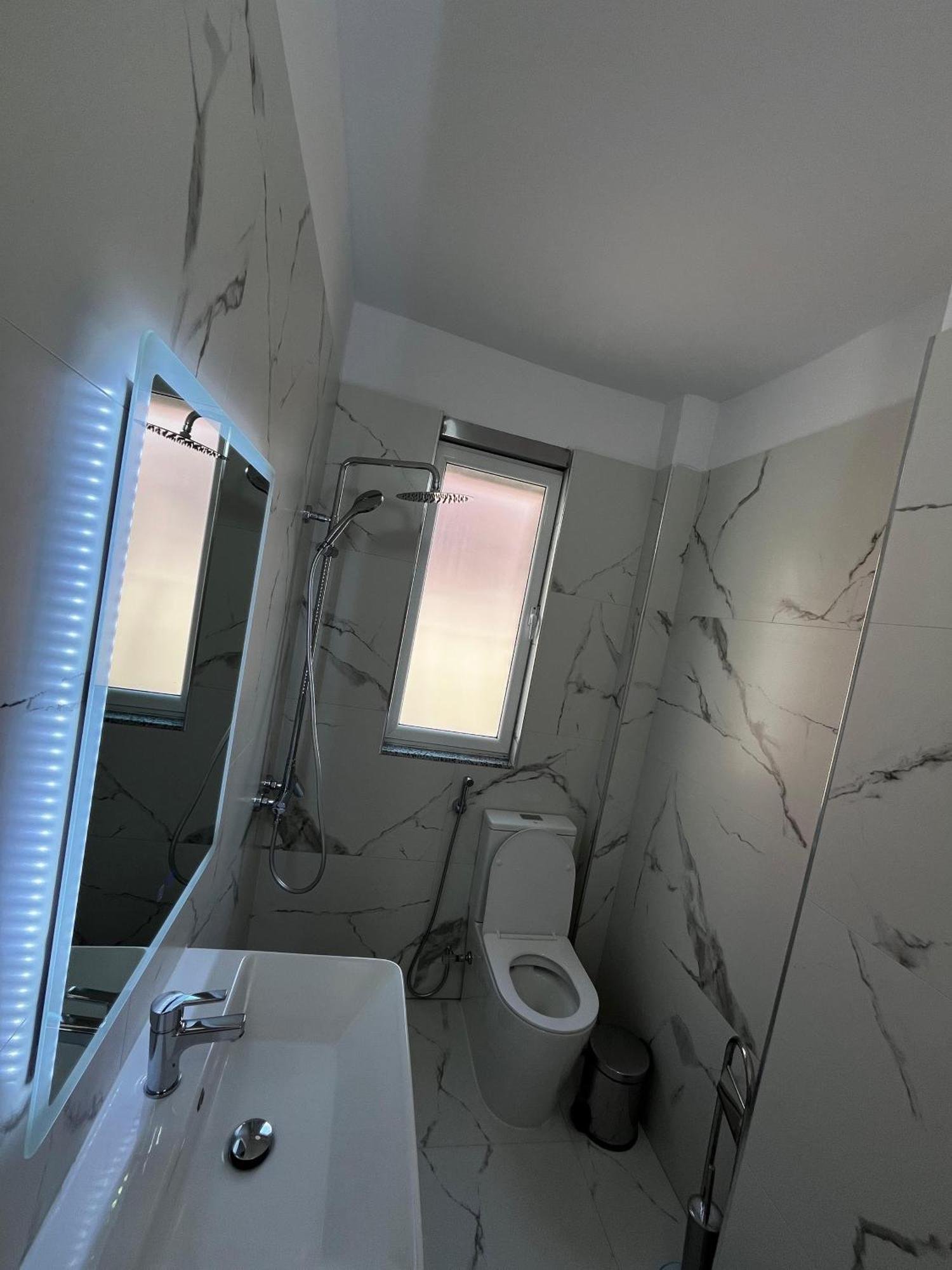 Charming Comfort Apartment Tirana Bagian luar foto