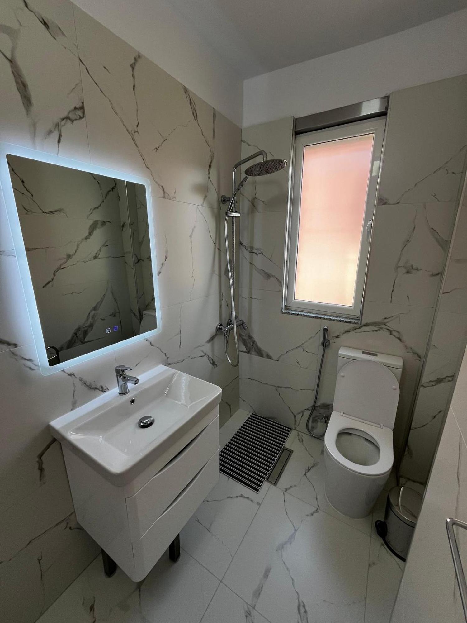 Charming Comfort Apartment Tirana Bagian luar foto